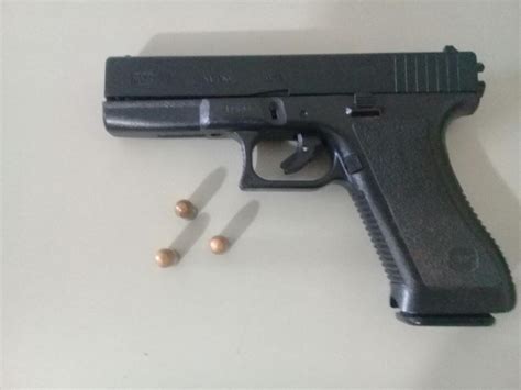 Mendes e os soldados ricardo e cruz, seguiram para o local, logrando êxito em deter o suspeito. Adolescente é apreendido com simulacro de pistola e 3 ...