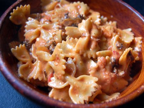 Easy pasta recipes | how to make creamy tomato pasta#pastarecipes #spicytomatopasta #spicyfusillipasta like & subscribe for more! Cassie Craves: Bow Ties with Spicy Sausage in Tomato Cream ...
