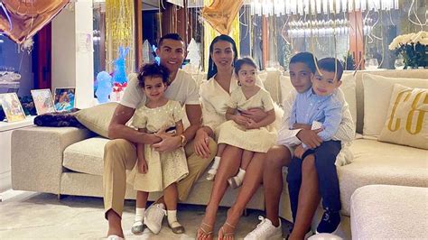 Cristiano Ronaldos Fans Cant Get Over New Home Photo With Girlfriend