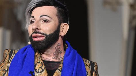 Modeschöpfer harald glööckler zieht aufs land und wird immobilienunternehmer. Harald Glööckler: So bleibt sein Toupet an Ort und Stelle