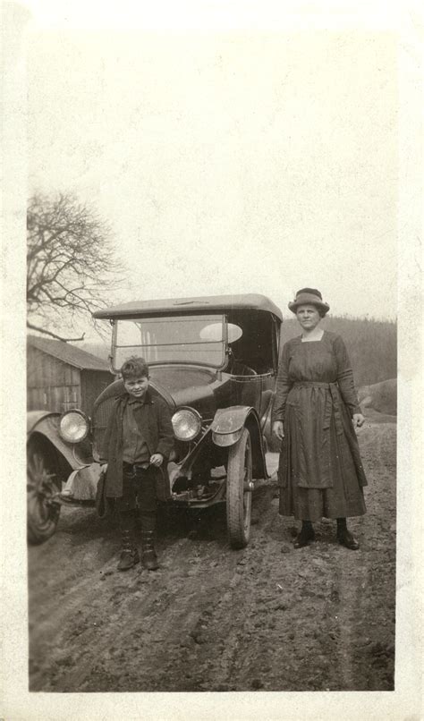 Identify this vehicle - Oldsmobile - General - Antique Automobile Club