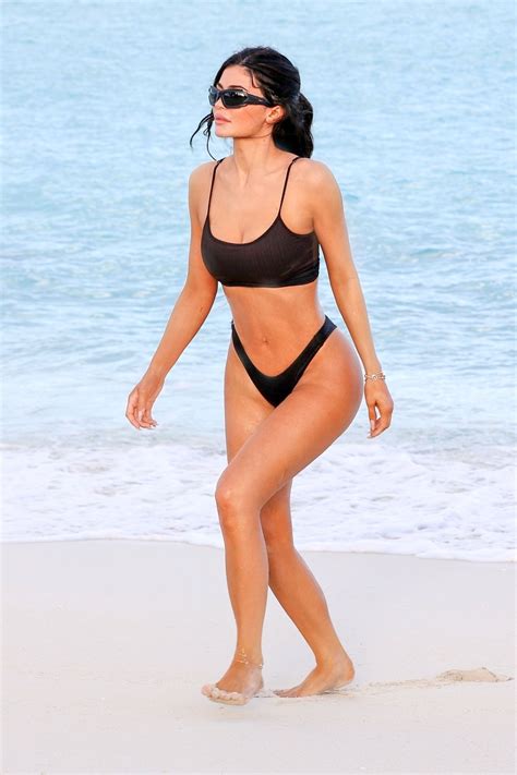 Kylie Jenner Stunning Sexy Body In Tiny Black Bikini Celeblr