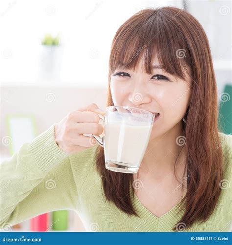 Азиатское женское питьевое молоко Стоковое Изображение изображение насчитывающей еда китайско