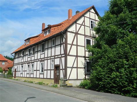 30 minuten mit der bahn (fährt stündlich), zum bahnhof alfeld sind es ca 800m (kostenfreie parkplätze), die alfelder altstadt erreichen sie in ca 1200m. VERKAUFT! 2 Doppelhaushälften in Delligsen OT Grünenplan ...