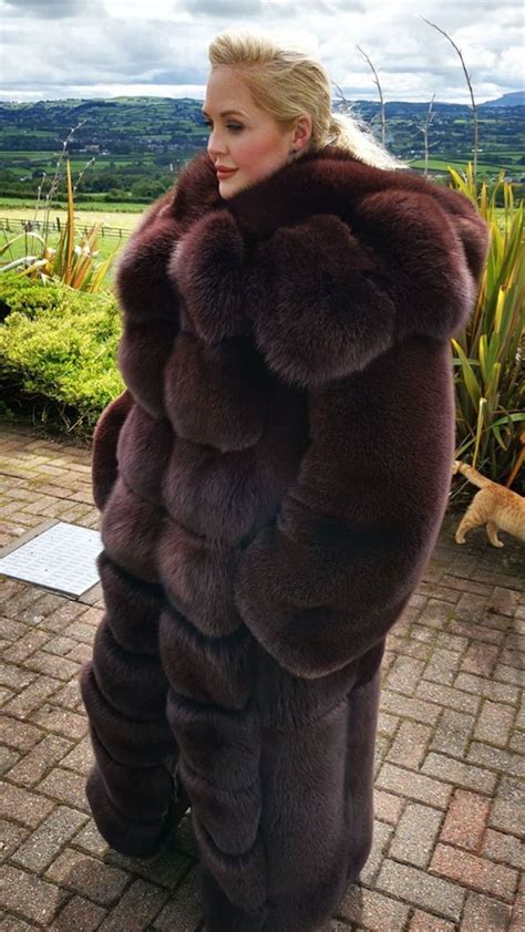 Pin By Charlie Mouwer On Judster And Kukash Fur Hood Coat Fox Fur Fur Coats Women
