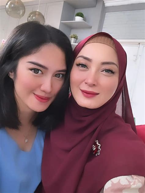 6 Potret Della Puspita Mantap Kenakan Hijab, Berawal dari Dorongan