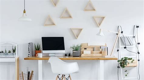 15 Simple Ways To Decorate Your Desk To Motivate You When Working From
