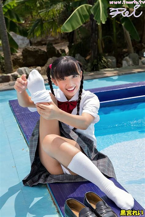 【黒宮れい高画質エロ画像27枚】元jrアイドルグラドルの微乳水着グラビアand制服コスプレ│エロ画像まとめエロトック