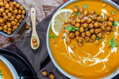Marokkanische Süßkartoffel-Kürbis- Suppe mit knusprigen Harissa