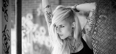 Tattooed Blonde Beauty Coiffure Le Blog