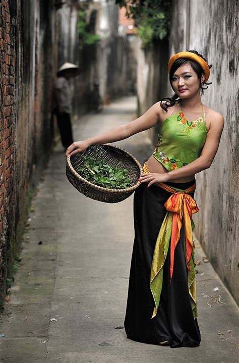 Sexy In Traditional Costume Of Vietnam Women Have Shown A Pass