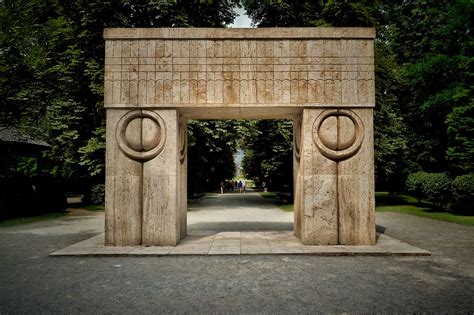 Brâncuși Das Tor Des Kusses • Denkmal