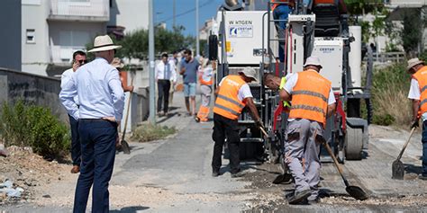 Azbests lielākajā daļā būvmateriālos ir. FOTOGALERIJA Započela obnova asfalta na Vrhu Visoke, ViK ...