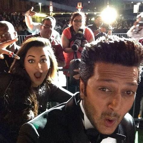 Riteish Deshmukh And Sonakshi Sinha Take A Selfie At The Iffa 2014 Awards Bollywood Gossip