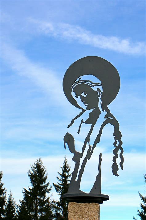무료 이미지 나무 실루엣 사람 하늘 여자 기념물 동상 초상화 그림자 푸른 검은 신자 조명 조각 미술 기독교 하나님의 어머니 윤곽 어머니