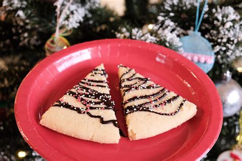 Believe it or not, scottish christmas traditions haven't been around for as long as you think. Scottish Shortbread Christmas Cookie Wedges