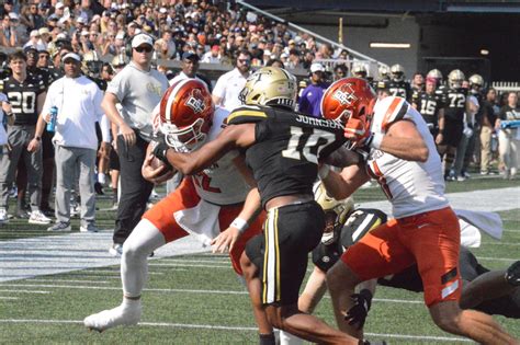 Take A Look Georgia Tech Vs Bowling Green Photos Sports Illustrated Georgia Tech Yellow