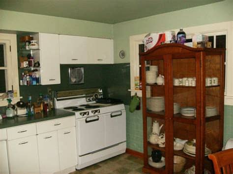 Every once in a while, you can find an amazing set of freestanding retro wood or metal cabinets that just need cleaning or a new coat of paint. 1950's VINTAGE METAL GENEVA KITCHEN CABINETS There is a ...