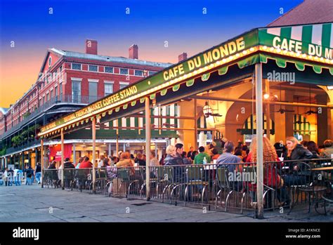 New Orleans French Quarter Café Du Monde Stock Photo Alamy