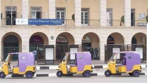 Táxi De Motorizada De Três Rodas Chega à Cidade De Luanda Angola