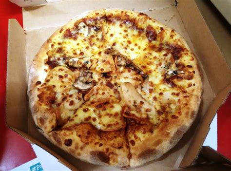 Pizza alıcısı üçün əla təklif. Midnight 2 pcs Dominos Pizza for RM35