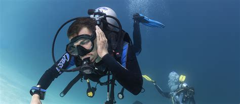 Ear Squeeze The Most Common Dive Injury Alert Diver Magazine Dan
