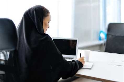 Mulher Bonita Com Vestido Abaya Trabalhando Em Seu Computador Funcionária De Meia Idade No