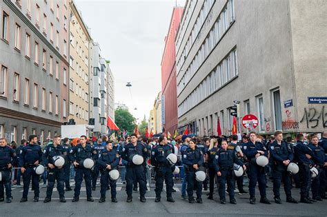 Bouwwerk in oostenrijk (nl) ernst kirchweger haus, schule. Kurdendemo: Wieder Unruhe und Festnahmen - wien.ORF.at