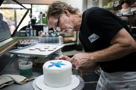 colorado baker sues governor over cake dispute with transgender woman the new york times