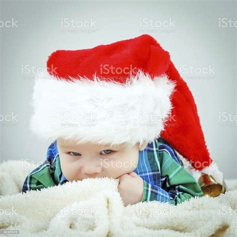 귀여운 아기 남자아이 In 산따 왜고너의 모자 6 11 개월에 대한 스톡 사진 및 기타 이미지 6 11 개월 감정 경외감 Istock