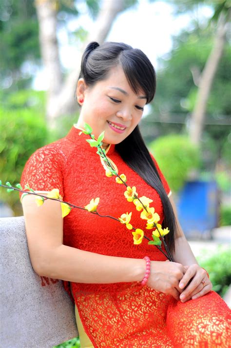 무료 이미지 소녀 여자 사진술 꽃 트렁크 무늬 모델 어린 빨간 의류 웃음 인간의 몸 흰 셔츠 맑은 드레스 아름다움 베트남 감정 복부