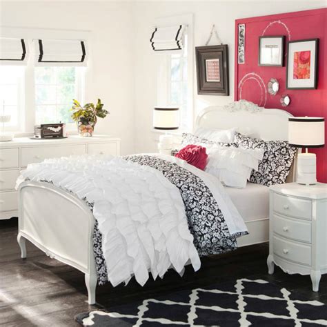 Whether in need of a reading nook, a place to gab on the phone, or a simple spot to relax, turning a corner into a soft, whimsical space is a great choice for a teenage girl's bedroom. 24 Teenage Girls Bedding Ideas - Decoholic