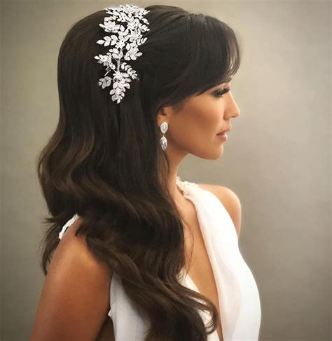 Greek goddess is first the top point of femininity and perfection, because from season to season stylists continue to produce on the podium bridal fashion week models with romantic curls or waves. Greek goddess bridal style! in 2020 | Hair styles, Easy ...