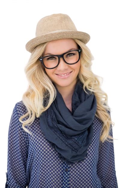 Sonriente Rubia De Moda Con Gafas Con Clase Posando Foto Premium