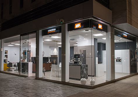 Gran variedad de exposiciones de muebles de cocina distribuidas en diferentes ambientes, desde lo convencional a las ultimas novedades en diseños y optimizacion de. Tienda COCINAS.COM EPondal | Cocinas.com