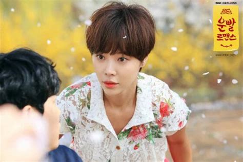 Lalu, mengapa ada batasan usia maksimal. Rajinnya Hwang Jung Eum Kerja Paruh Waktu di Foto Teaser ...