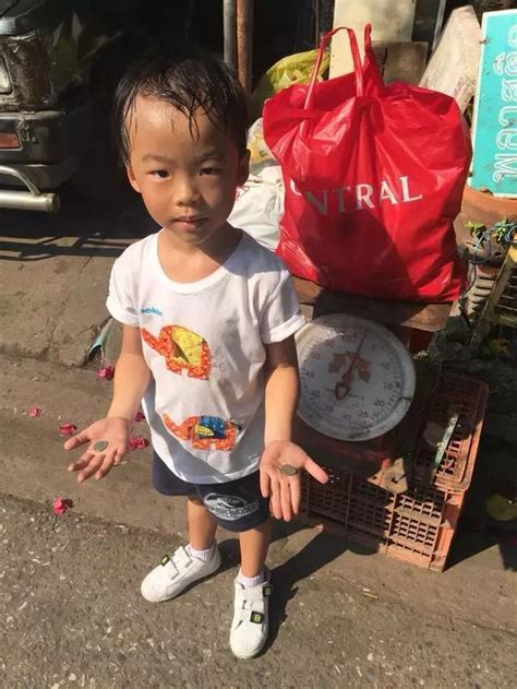 【墨馨】5岁小男孩不想上学 妈妈带他捡了一天垃圾 结果