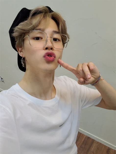 Maybe you would like to learn more about one of these? Unggah Foto di @BTS_twt, Nama Jiminie Langsung Trending di ...