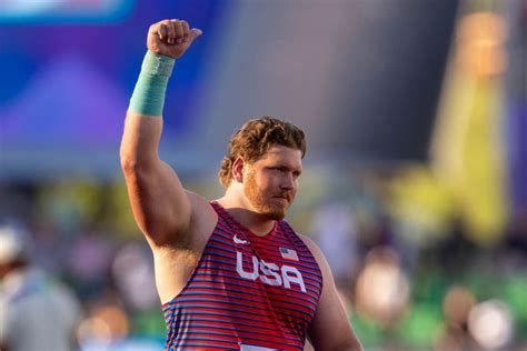 ryan crouser leads qualifiers in the men s shot put at 2022 world athletics championships