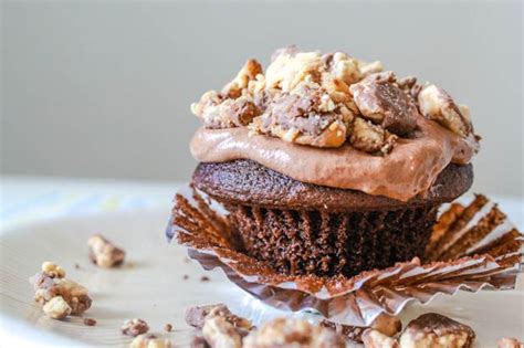 I then topped the mini cupcakes with the chocolate buttercream frosting. Snickers Chocolate Cupcakes - Sallys Baking Addiction