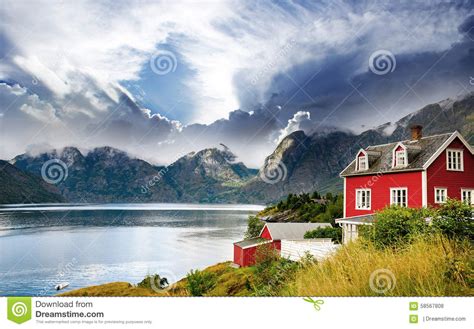 Kragarmtreppe für modernes haus in norwegen von siller treppen/stairs/scale | homify. Das Schöne Haus Auf Einem Hintergrund Von Bergen In ...