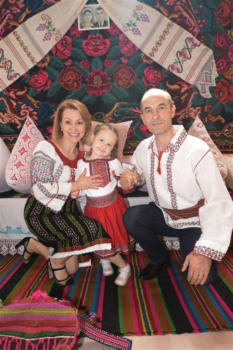 Miercuri, 24 iunie, începând cu ora 12.00, la. Fotografie adorabila cu Lorena Bogza si familia ei. Cum au ...