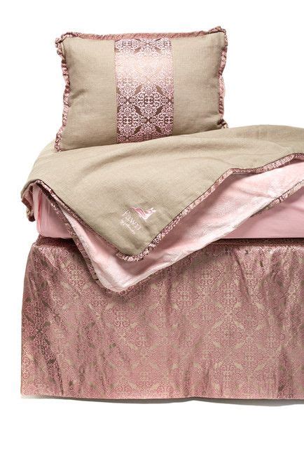 With an intuitive flair for fashion and function, this vibrant lifestyle brand offers versatile silhouettes that tote baby and mothering necessities with ease and polish. Petunia Pickle Bottom | Dewberry Brocade Crib Set | Crib ...