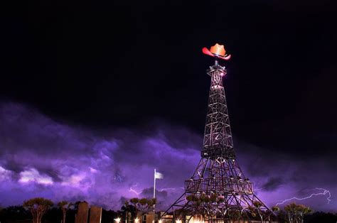 10 Wacky Roadside Attractions In Texas You Need To See The Eiffel