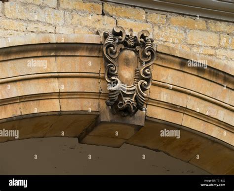 Stone arch masonry showing ornate keystone Stock Photo - Alamy