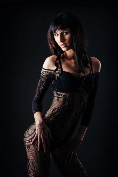 Sexy Mooie Naakte Vrouw In Zwarte Erotische Lingerie Op Donkere