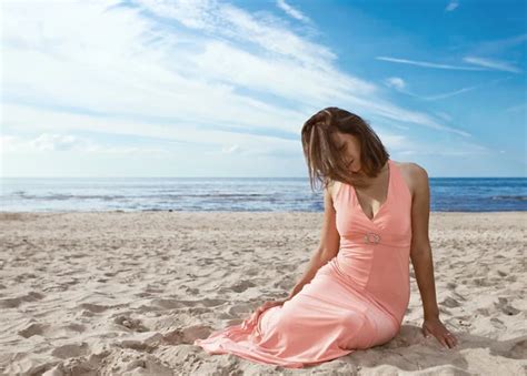 Hezká žena nahá sedí na zadní na pláži Stock Fotografie sylv1rob1