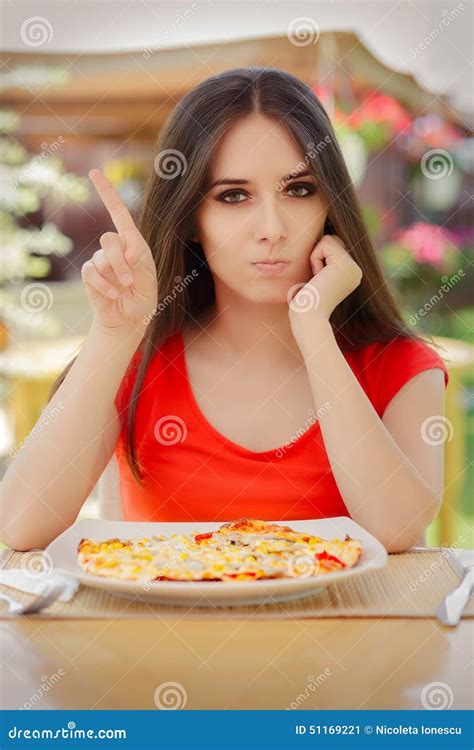 Mujer Joven Que Rechaza Comer Una Pizza Imagen De Archivo Imagen De
