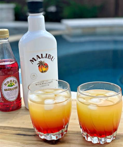 Using pineapple juice, malibu rum, and grenadine.its the perfect summer cocktail! Malibu Sunset Cocktails - The Cookin Chicks
