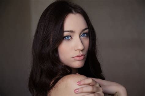 Women Model Zsanett Tormay Brunette Blue Eyes Face Looking Over